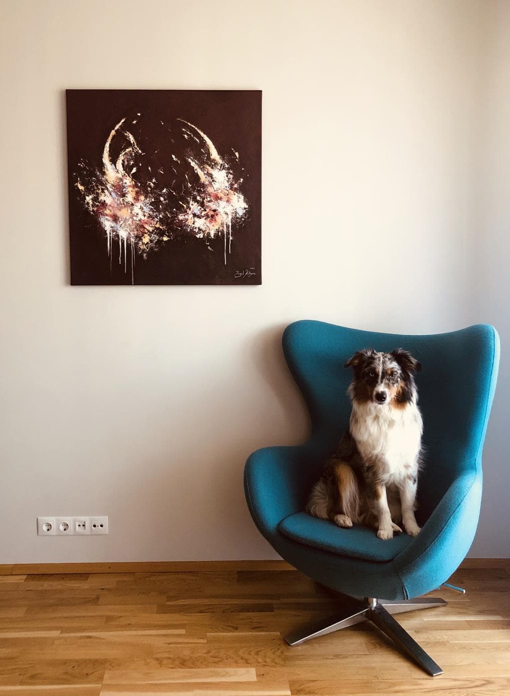 Ingel Kutsar's abstract original painting "Glow and glory" on the wall in an interior